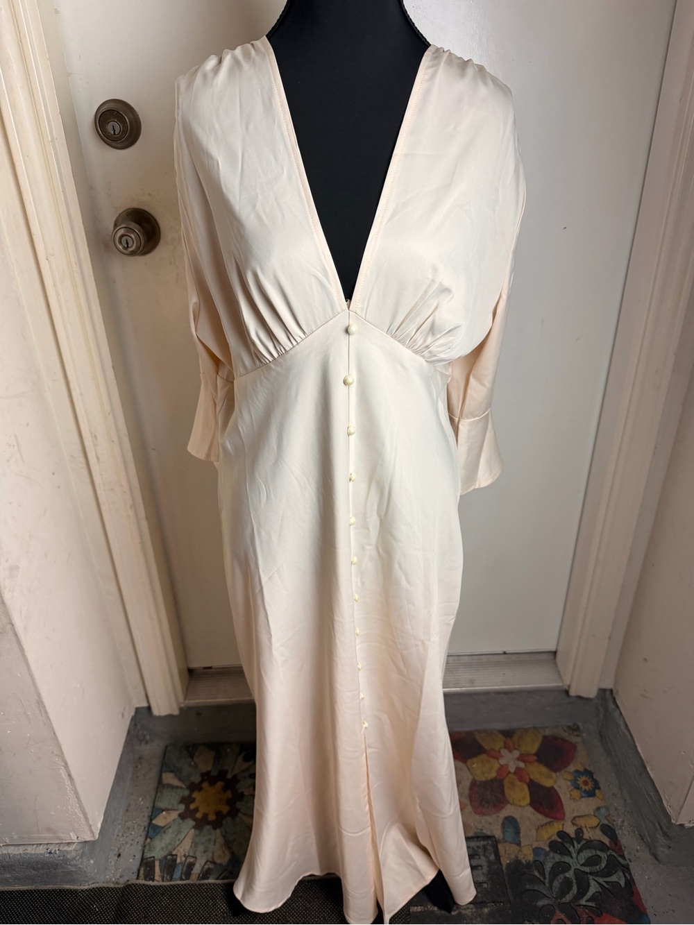 beautiful Ivory Satin effect maxi dress long sleeve elegant